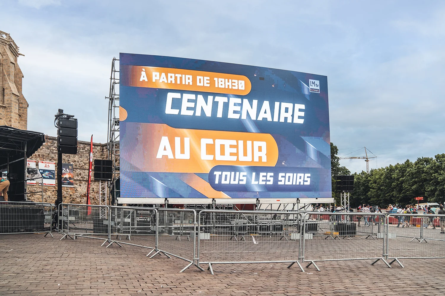 Écran LED extérieur : comment adapter une retransmission aux contraintes du terrain 1 Location écran géant extérieur