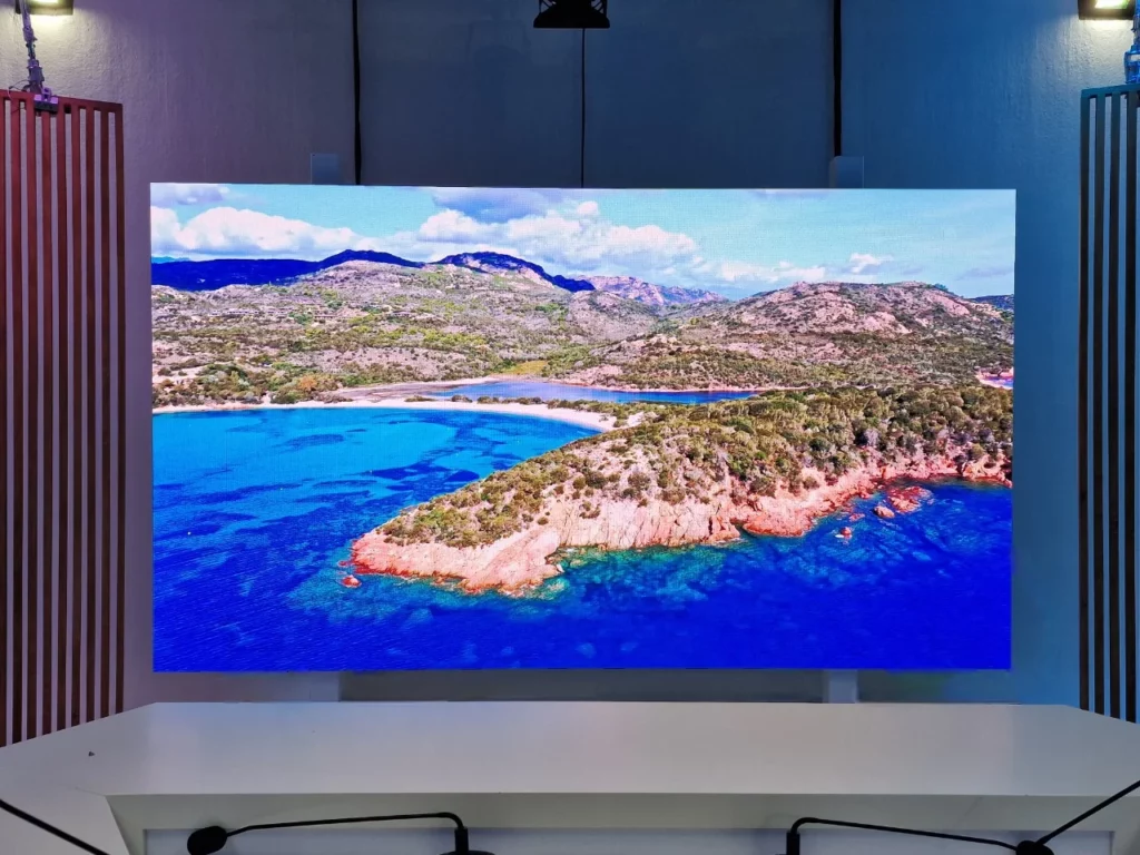 Écran géant pour les studios parisiens de CENTREVILLE Télévision – Avril 2023 1 Écran géant pour les studios parisiens de CENTREVILLE Télévision – Avril 2023