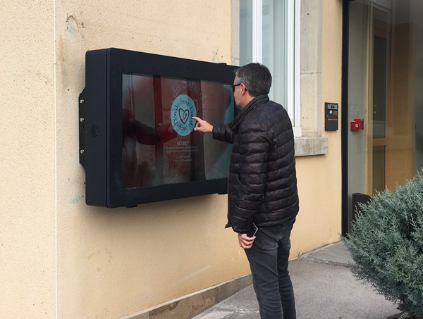 Écran tactile extérieur