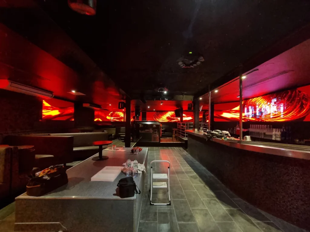 Le Loft Club à Nantes imagine un bandeau d’écran de 37m de long 1 Le Loft Club à Nantes imagine un bandeau d’écran de 37m de long