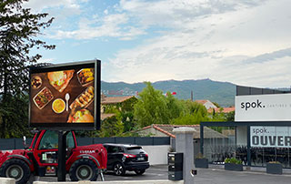 Installation d’un écran LED extérieur sur mât pour le restaurant SPOK à Marseille 1 Installation d’un écran LED extérieur sur mât pour le restaurant SPOK à Marseille