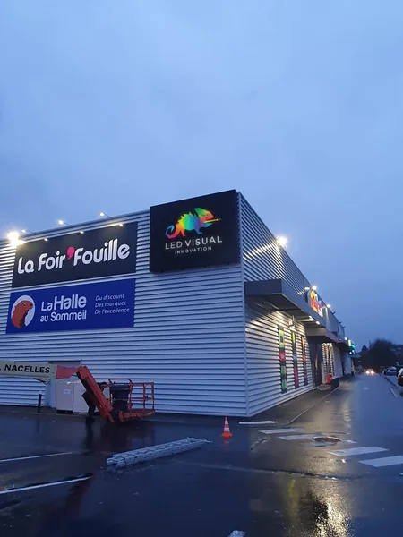 Écran LED Extérieur 40 installation écran façade