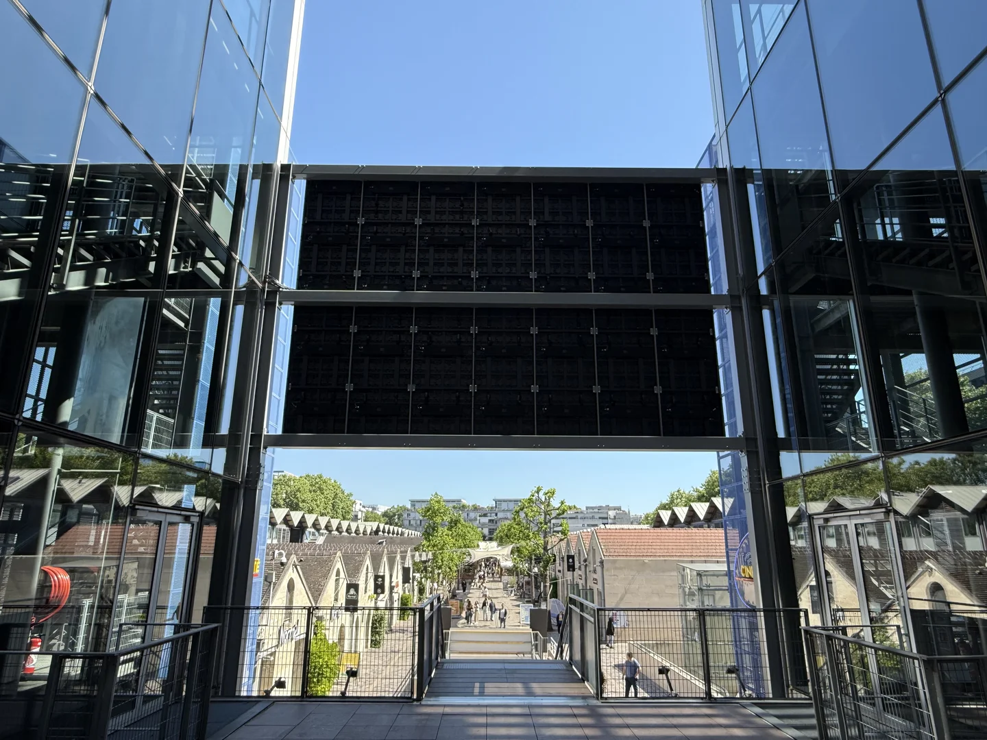 Installation d’un écran géant LED extérieur de 35 m² pour le cinéma UGC Bercy (Paris 12e)