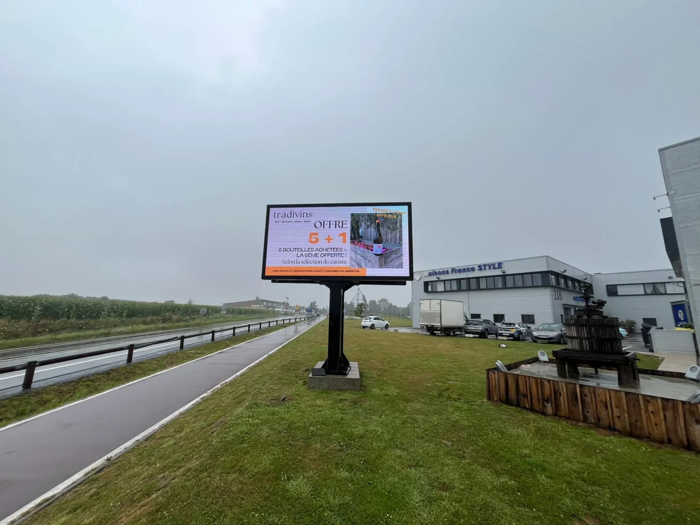 Écran publicitaire extérieur