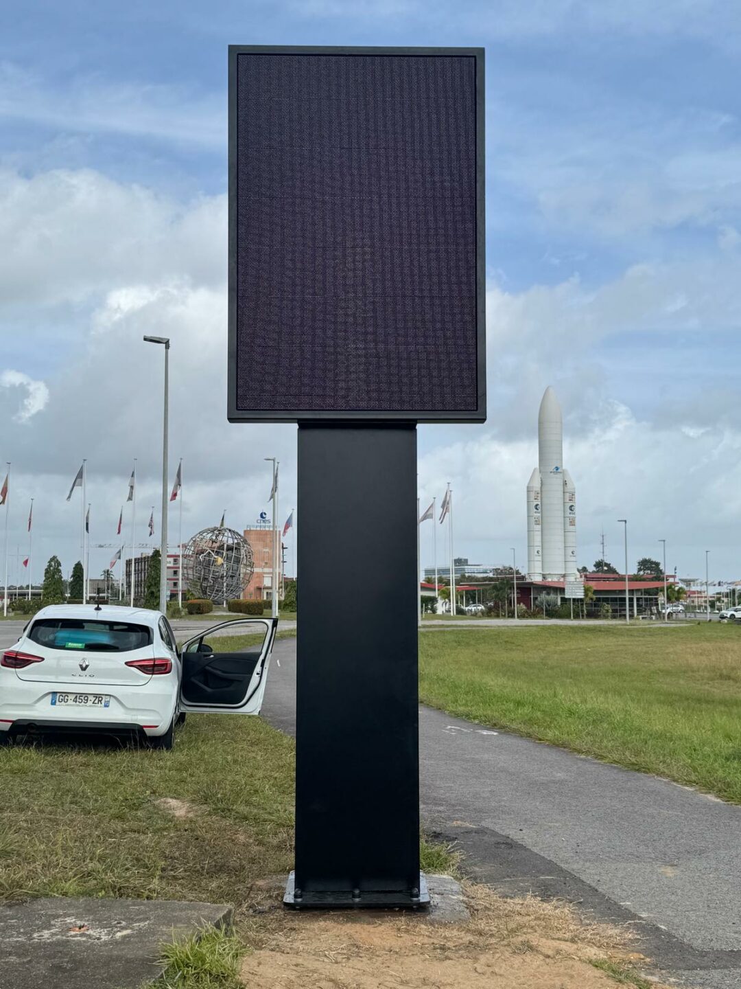 Installation de panneaux numériques extérieurs pour le CNES à Kourou - Février 2026 2 Installation de panneaux numériques extérieurs pour le CNES à Kourou - Février 2026