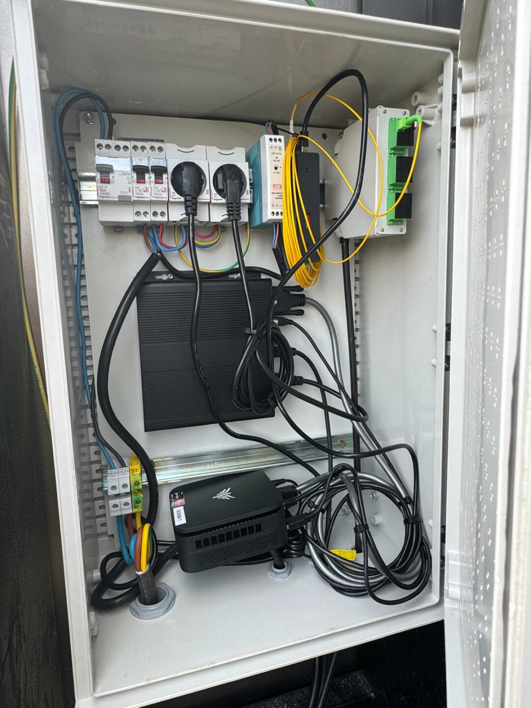 Installation de panneaux numériques extérieurs pour le CNES à Kourou - Février 2026 1 Installation de panneaux numériques extérieurs pour le CNES à Kourou - Février 2026