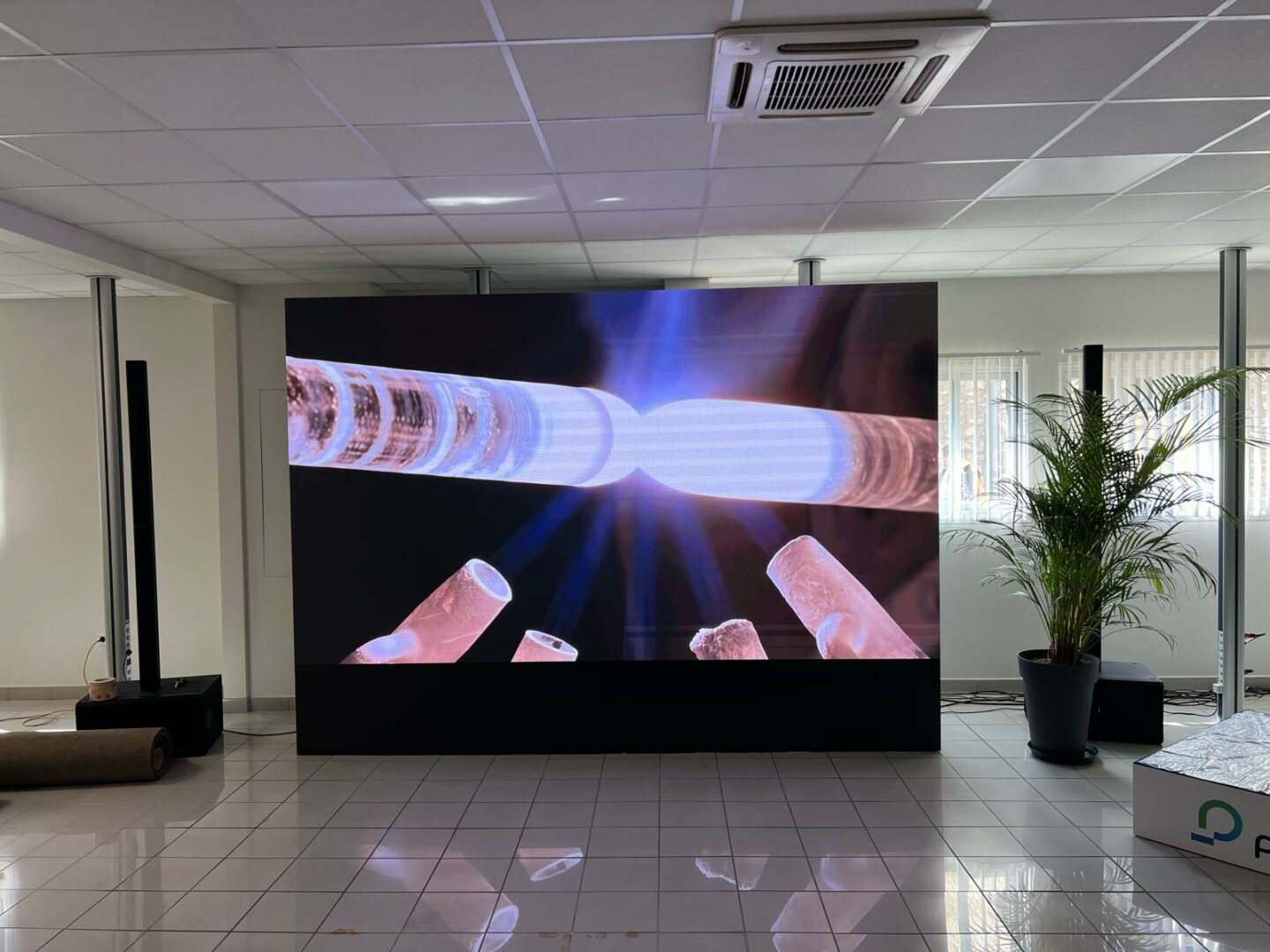 Installation d’un écran LED intérieur pour Prysmian à Montereau-Fault-Yonne – Mars 2026 1 Installation d’un écran LED intérieur pour Prysmian à Montereau-Fault-Yonne – Mars 2026