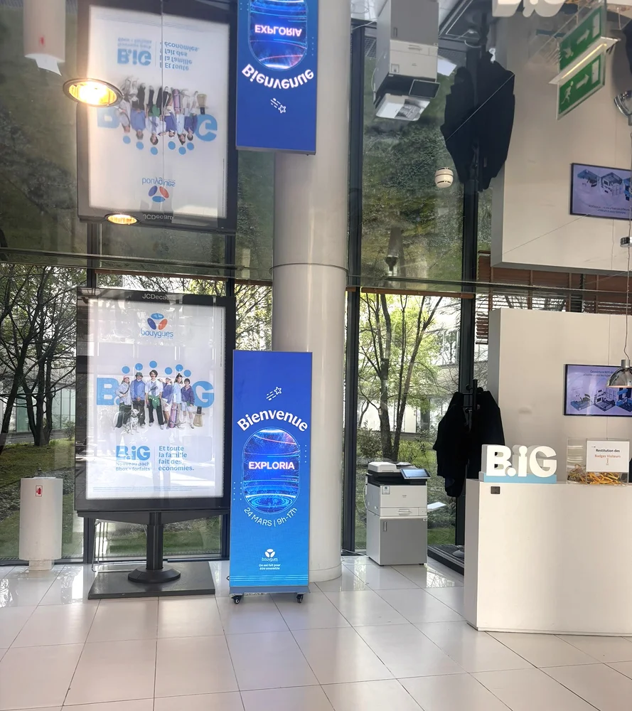 Bouygues Telecom ExplorIA : création de 6 espaces immersifs avec affichage dynamique à Paris - Mars 2026 1 Bouygues Telecom ExplorIA : création de 6 espaces immersifs avec affichage dynamique à Paris - Mars 2026