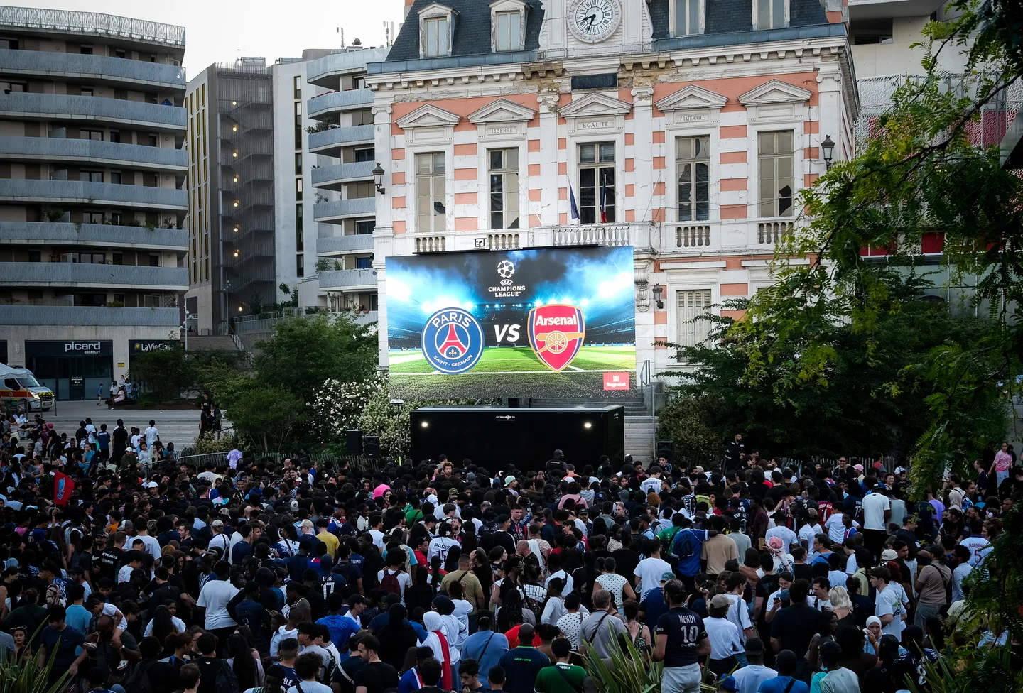 Location écran géant LED sur remorque pour la finale de la Ligue des Champions 2026 à Bagnolet 2 Location écran géant LED sur remorque pour la finale de la Ligue des Champions 2026 à Bagnolet