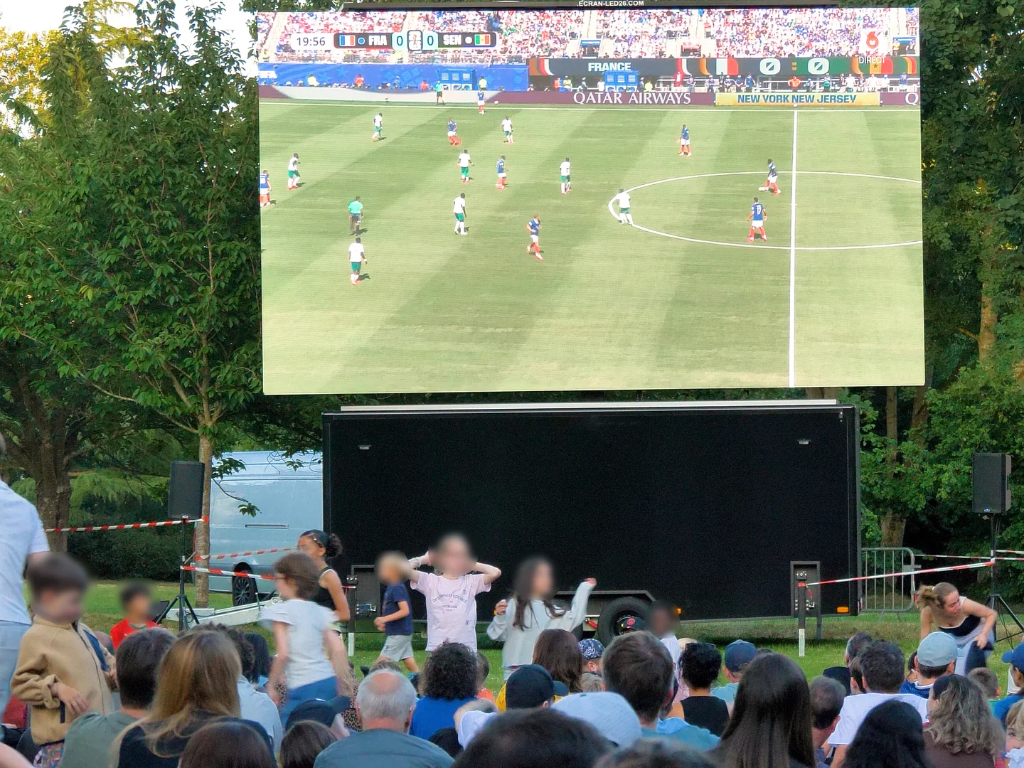 Location d’écran géant LED sur remorque à Vaucresson pour le match France Sénégal 2 Location d’écran géant LED sur remorque à Vaucresson pour le match France Sénégal