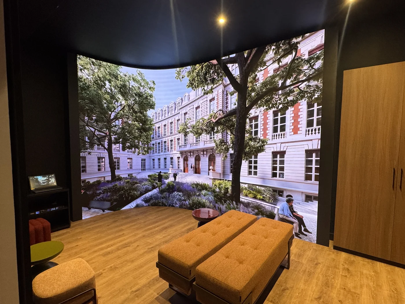 Écran géant LED incurvé pour un hôtel 5 étoiles à Condorcet, Paris 2 Écran géant LED incurvé pour un hôtel 5 étoiles à Condorcet, Paris