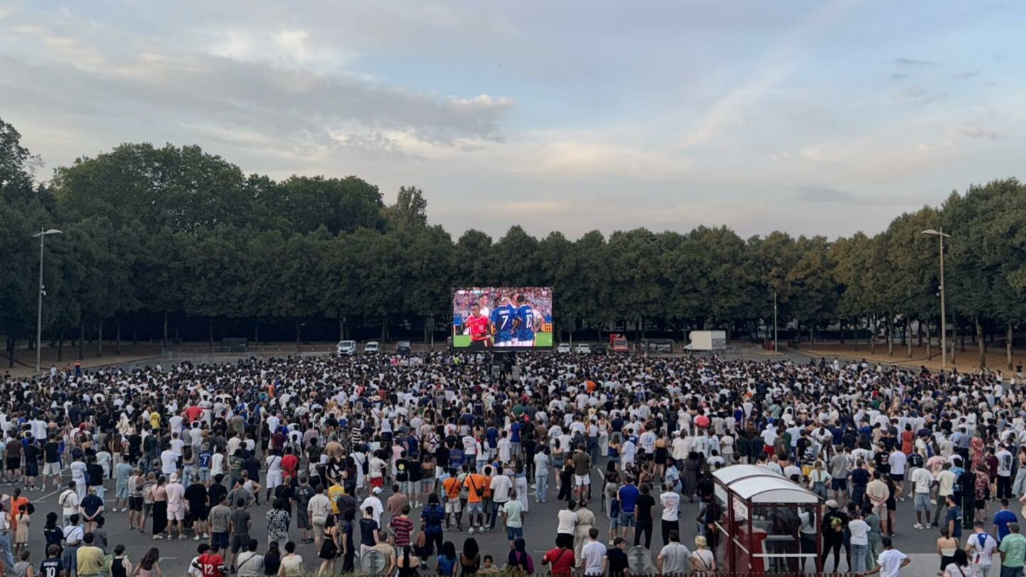 Un écran géant LED de 60 m² pour la retransmission du quart de finale au Mans 2 Un écran géant LED de 60 m² pour la retransmission du quart de finale au Mans