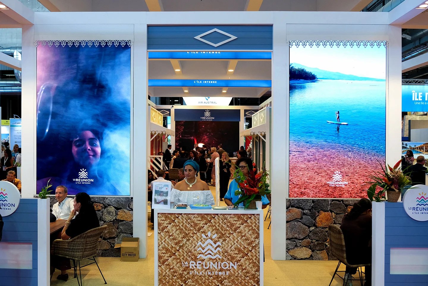 Location de 4 écrans géants LED pour l’IFTM à Paris 2 Écrans géants LED pour stand La Réunion au salon IFTM 2026 à Paris