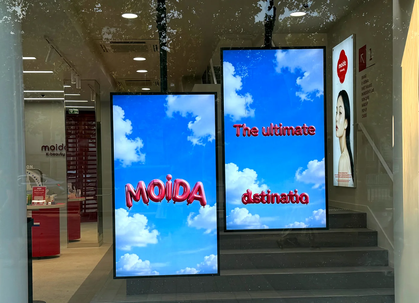 Installation de 5 écrans au magasin Moida sur les Champs-Élysées à Paris 3 Installation de 5 écrans au magasin Moida sur les Champs-Élysées à Paris