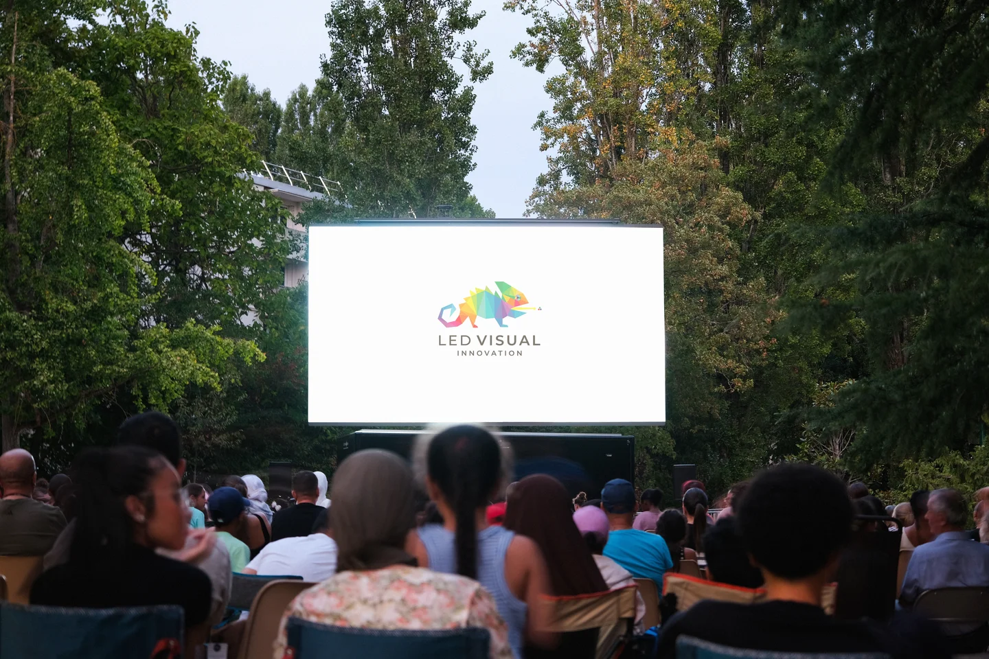 Intérieur VS Extérieur : quel écran LED choisir ? 1 Écran géant LED sur remorque pour un cinéma en plein air à Gagny