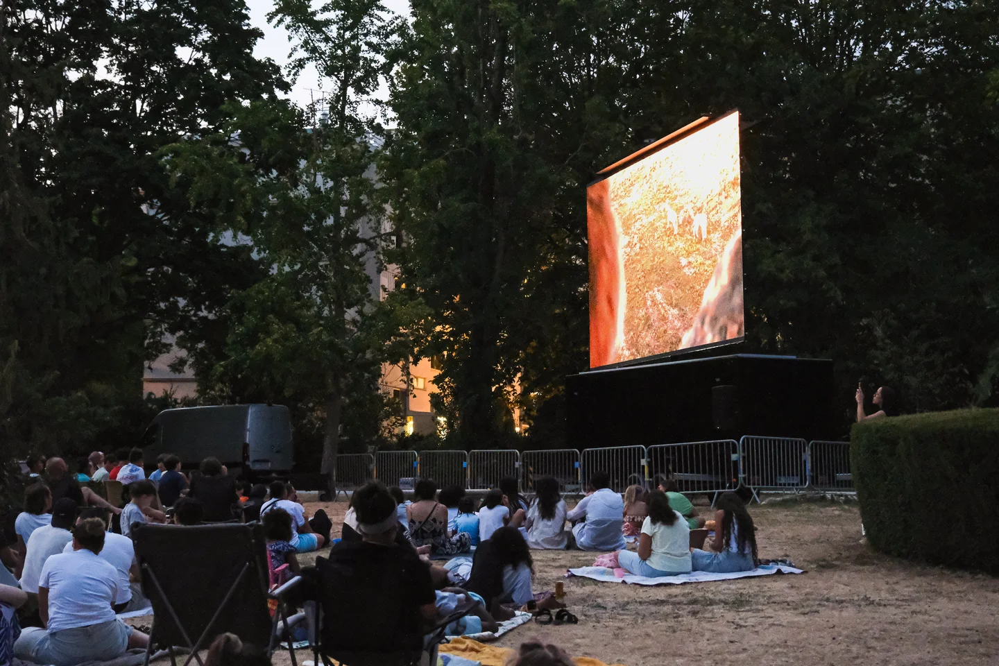 Un écran géant LED de 28m² pour une soirée cinéma en plein air à Gagny devant 500 spectateurs 1 Un écran géant LED de 28m² pour une soirée cinéma en plein air à Gagny devant 500 spectateurs