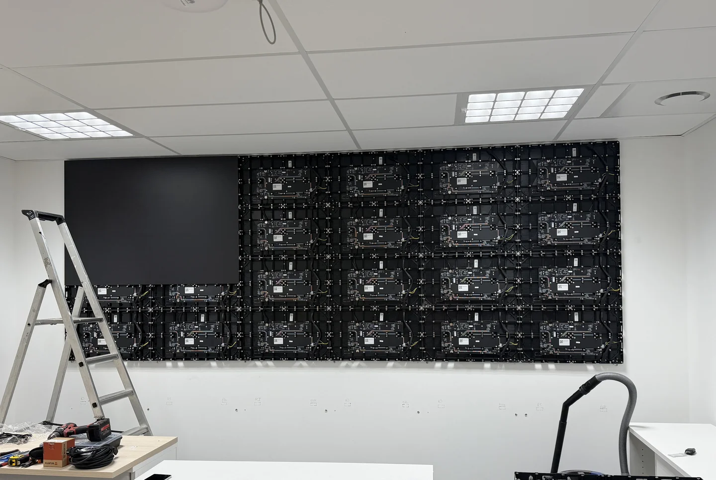 Installation d'un mur d'images LED de 5,25m² en pitch 1,25mm pour la salle de contrôle de Sirbem 1 Structure mur d'écrans salle de contrôle